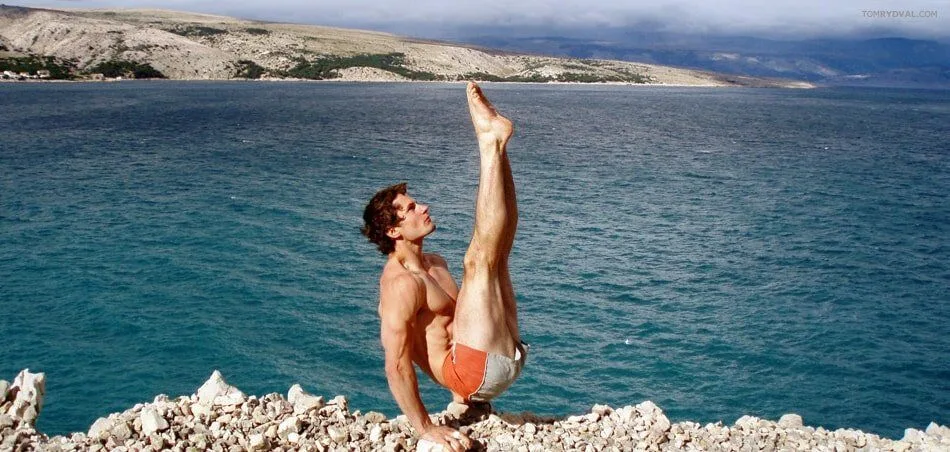 Calisthenics V-sit exercise. Image credit: www.tomrydval.cz