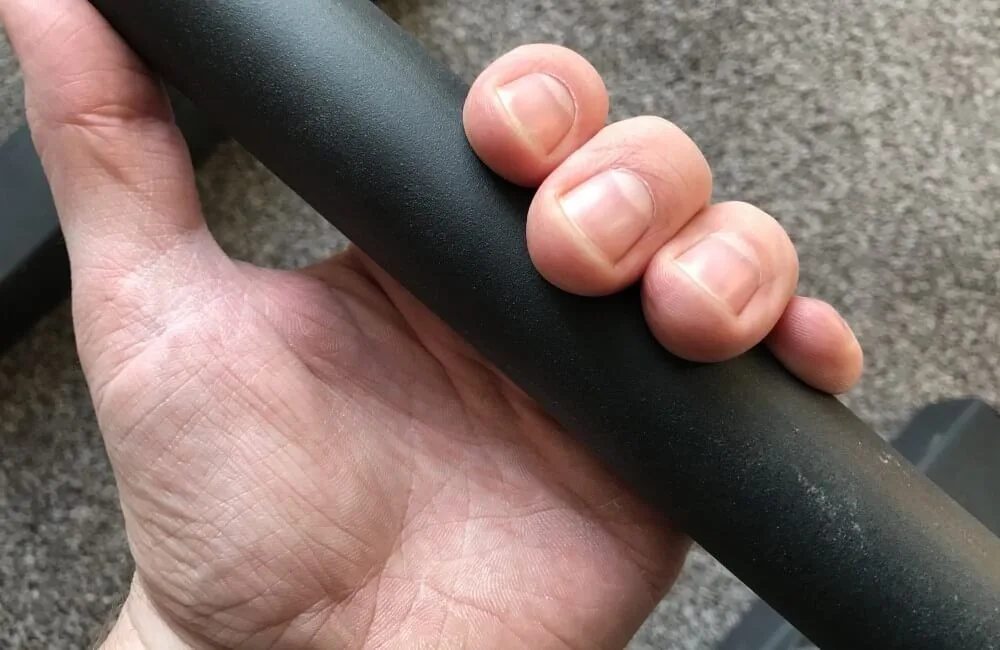 Demonstration of incorrect bar grip (closed hand)