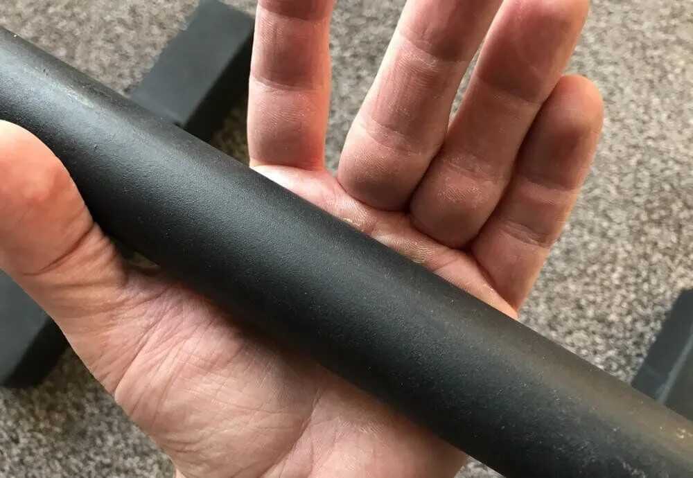 Demonstration of incorrect bar grip (open hand)